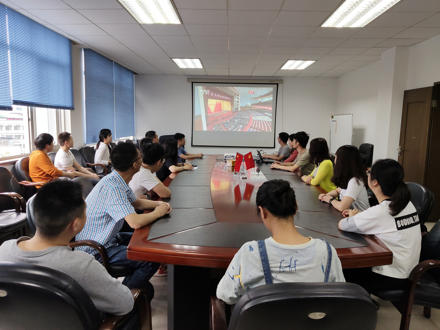 2團(tuán)員青年觀看紀(jì)念五四運(yùn)動(dòng)100周年大會(huì)直播.jpg 2團(tuán)員青年觀看紀(jì)念五四運(yùn)動(dòng)100周年大會(huì)直播.jpg